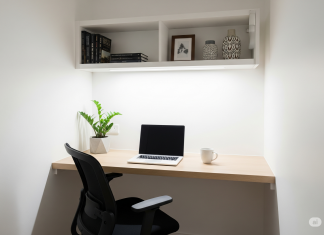 Thiết kế nội thất đẹp cho văn phòng tại nhà – Làm việc thoải mái, sáng tạo hơn Bàn làm việc nhỏ gọn trong văn phòng tại nhà, kệ sách treo tường, ghế công thái học màu đen, ánh sáng trắng, phong cách tối giản, ảnh chụp thực tế, chất lượng cao