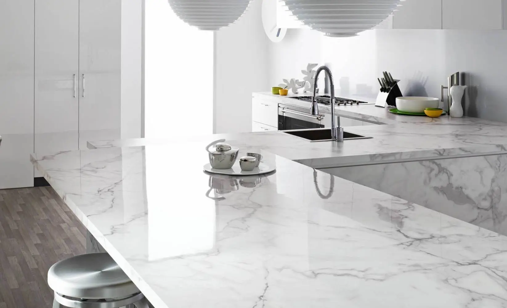 Bề mặt đá Solid Surfaces được mài nhẵn và đánh bóng, giúp dễ dàng làm sạch các vết bẩn